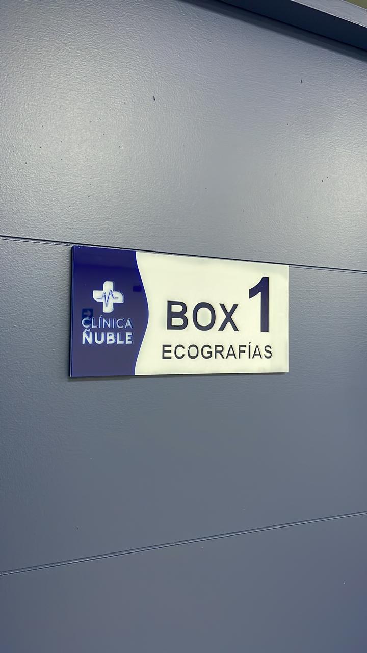 Señalética de box de atención Clínica Ñuble
