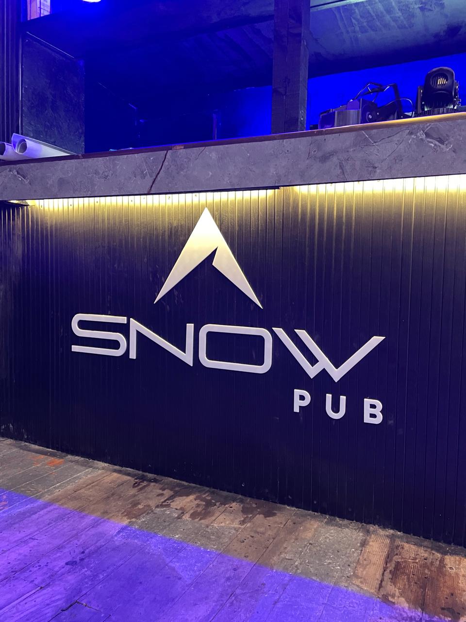 Logo retroiluminado Snow Pub