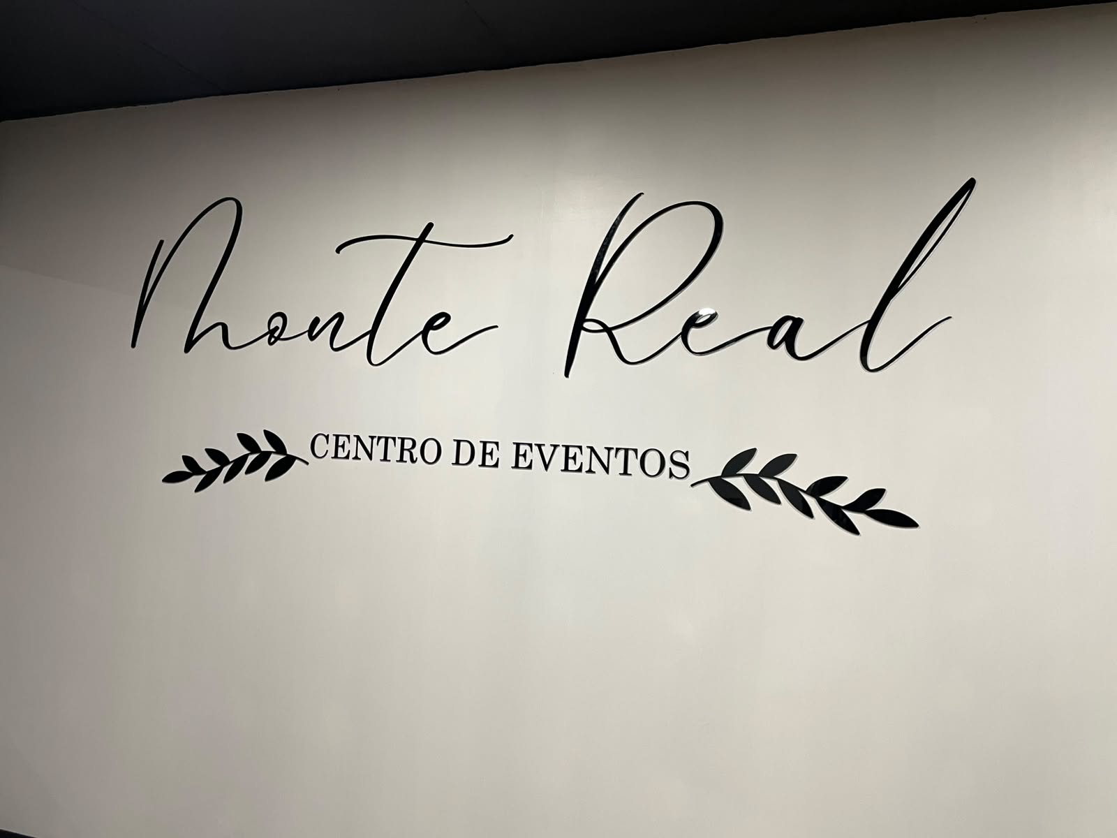 Letrero en relieve Monte Real Centro de Eventos