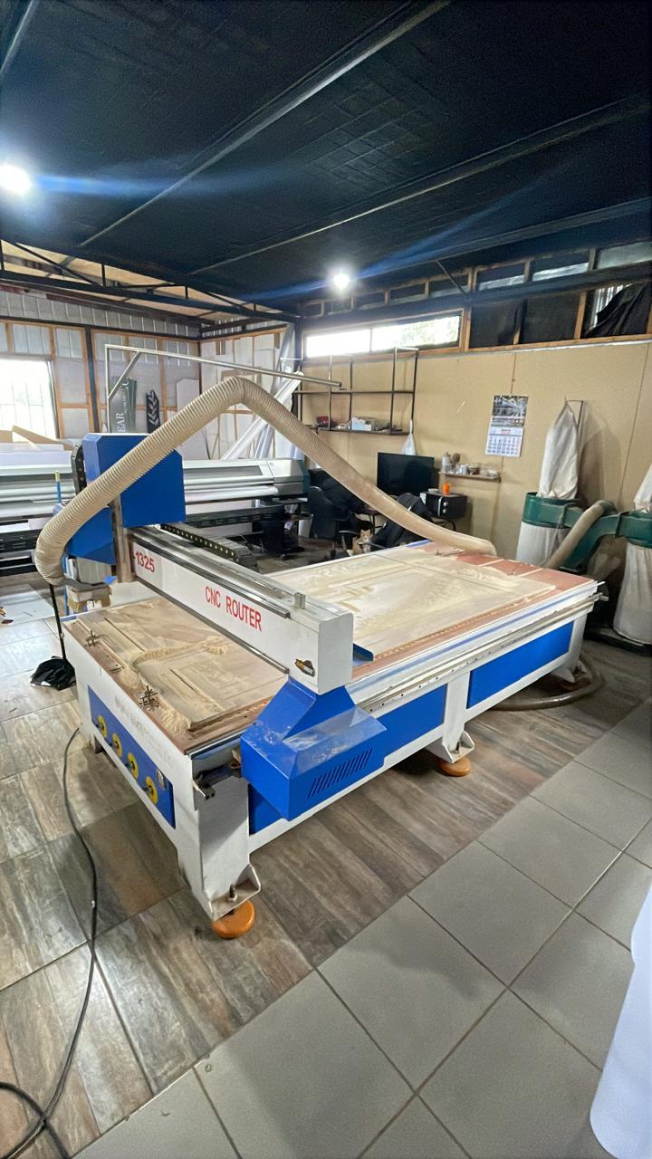Taller ClickGrafic — equipo de corte CNC